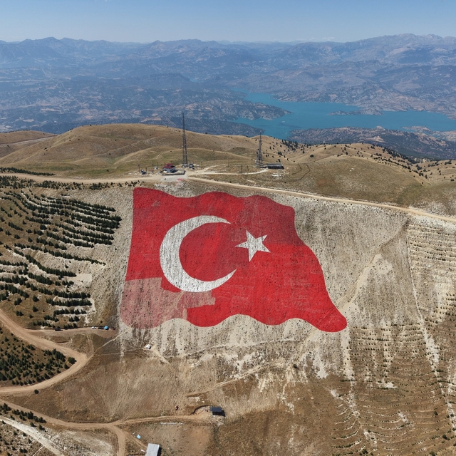 Dünyanın en büyük Türk bayrağı yeniden eski görkemine kavuştu
