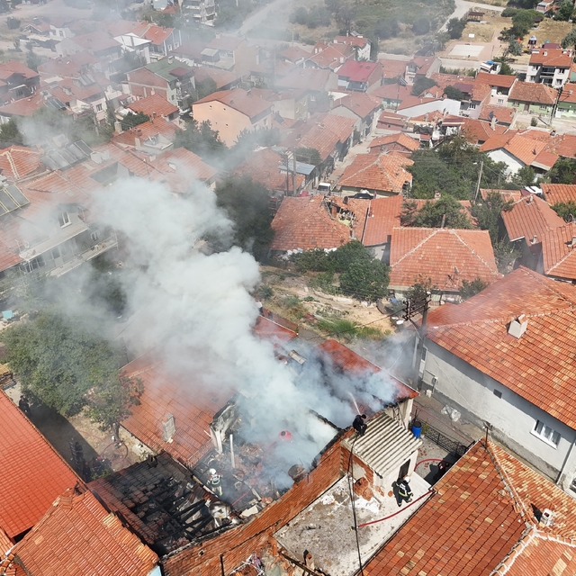 Uşak'ta tek katlı evde çıkan yangın söndürüldü