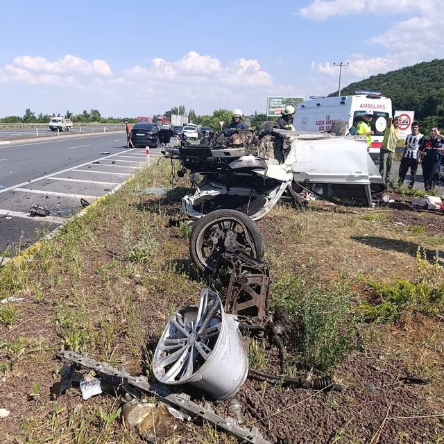 Konya'da refüje çarpan otomobil hurdaya döndü: 3 yaralı