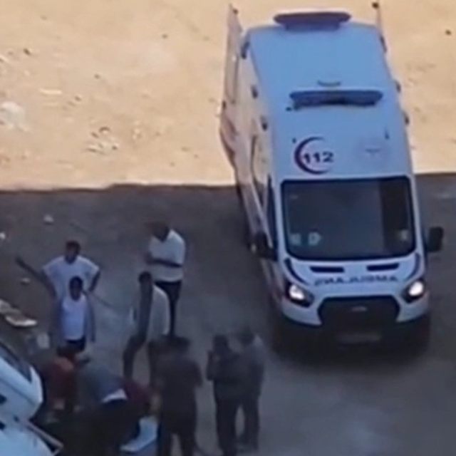 Yolda oluşan çökme nedeniyle beton mikseri devrildi: 1 yaralı