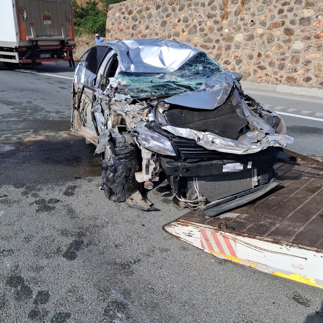 Tünel çıkışında kamyona çarpan otomobil takla attı: 1 yaralı