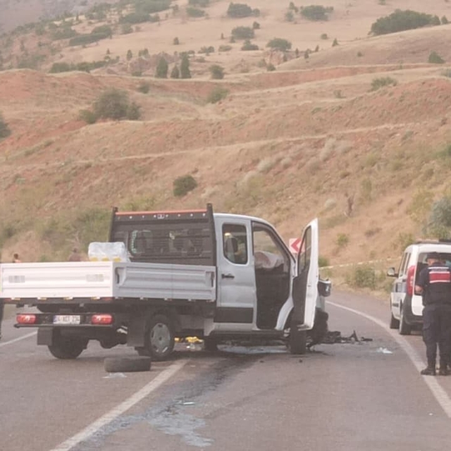 Sivas'ta kamyonetle otomobil çarpıştı: 1 ölü, 2 yaralı
