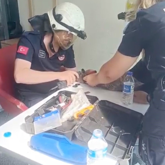 Bileğinde sıkışan kelepçe itfaiyenin müdahalesiyle çıkartıldı
