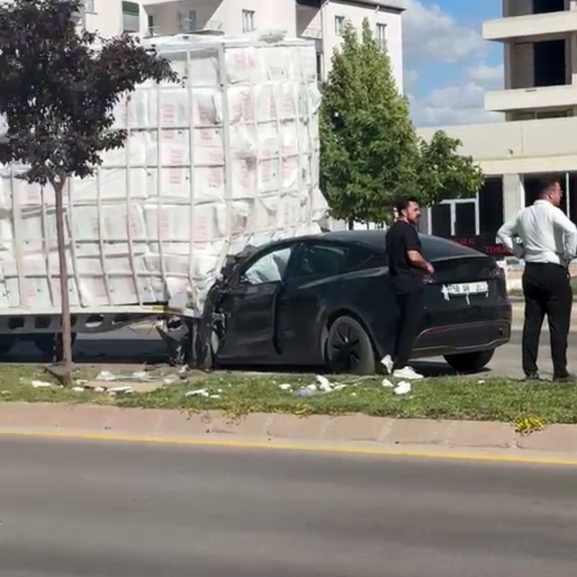 Dorseye çarpan Tesla hurdaya döndü: 1 yaralı