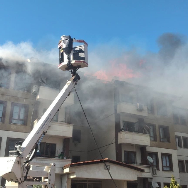 Hatay'da 2 binanın çatısı alevlere teslim oldu