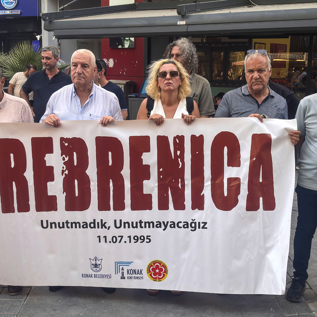 İzmir'de Srebrenitsa Soykırımı'nda hayatını kaybedenler anıldı