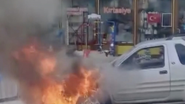 Yıllarca para biriktirdi, satın aldığı araç alev alev yandı