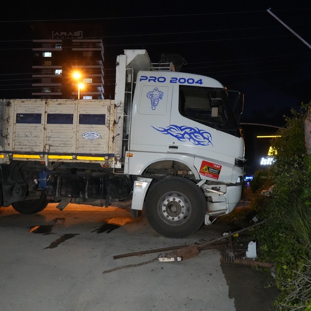 Direksiyon başında fenalaşan sürücü, istinat duvarına çarptı