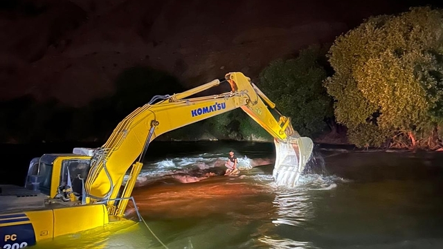 Kezer Çayı'nda mahsur kalan genç, kepçeyle kurtarıldı