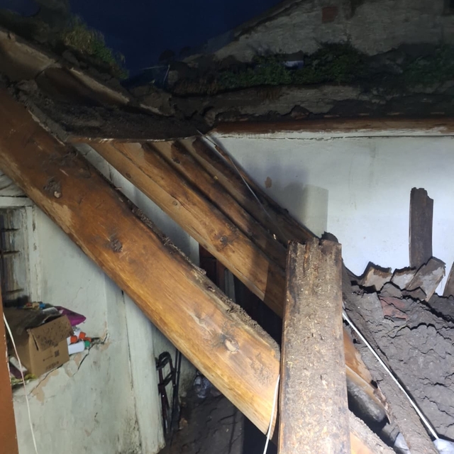 Kars'ta sağanak nedeniyle bir evin duvar ve tavanı çöktü