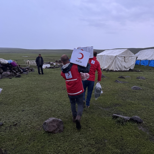 Ağrı'daki yaylada selden etkilenen göçerlere yardım ulaştırıldı