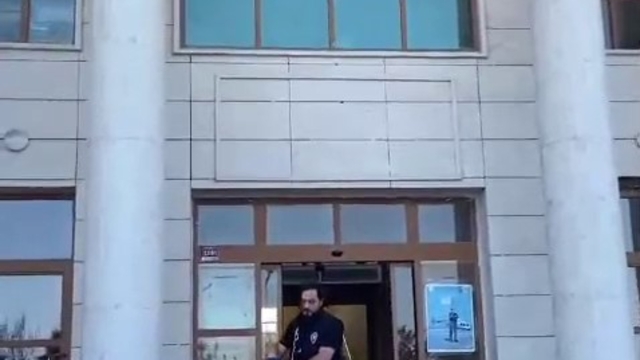 Ayrılmak istediği için evlatlarının önünde eli bıçaklı kocası tarafından öldüresiye dövüldü
Eşine dayak atan koca tutaklandı