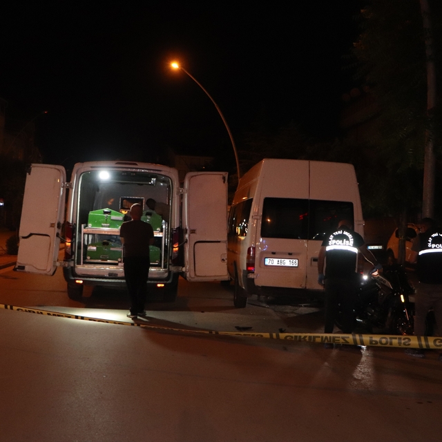 Karaman'da feci kaza: 2 ölü
Motosiklet kaldırıma ardından park halindeki ar...