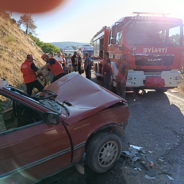 Balıkesir'de iki otomobilin çarpışması sonucu 3 kişi yaralandı
