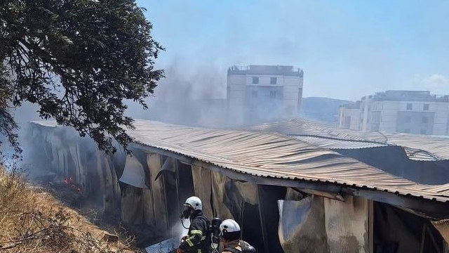İşçilerin kaldığı konteyner yatakhane alevlere teslim oldu