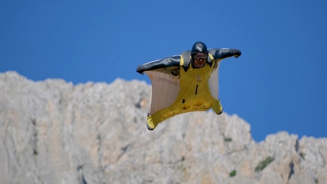 Kemaliye'de wingsuit sporcularından nefes kesen atlayışlar
