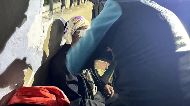 Kars'ta UMKE zorlu araziyi aştı; Yaylada yaralanan 81 yaşındaki vatandaş kurtarıldı