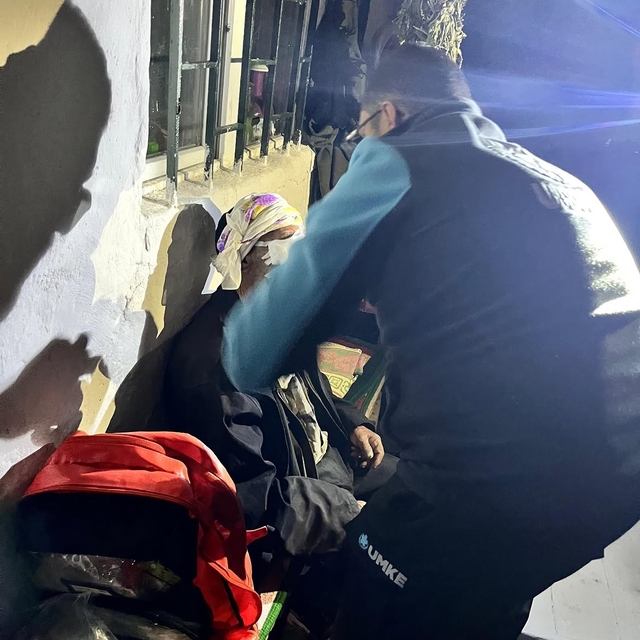 Kars'ta UMKE zorlu araziyi aştı; Yaylada yaralanan 81 yaşındaki vatandaş ku...