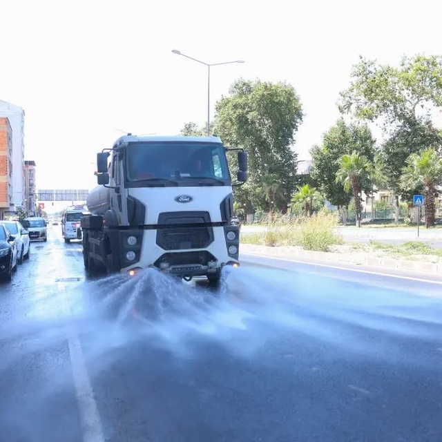 İncirliova anayolunda temizlik çalışmaları tamamlandı