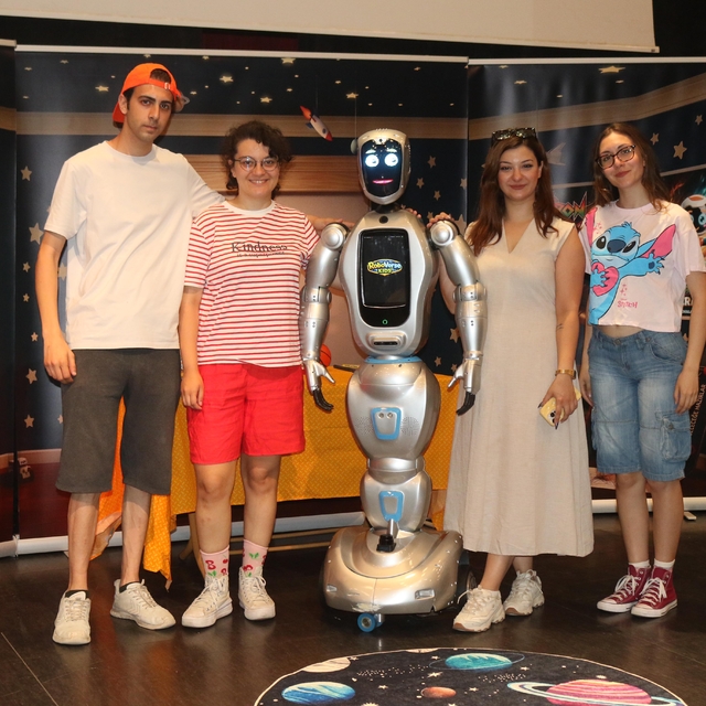 Yapay zeka destekli robot, çocuk tiyatrosunda sahneye çıktı