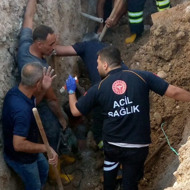 Göçük altında kalan işçiyi itfaiye ekipleri çıkardı