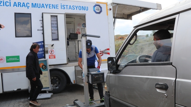 Oltu'da gezici araç muayene aracı araç sahiplerine büyük kolaylık sağlıyor