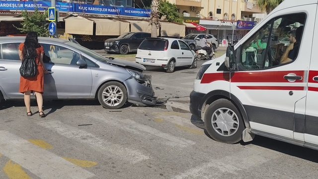 Manavgat'ta otomobiller çarpıştı, sürücüler yaralandı