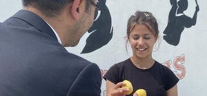 Iğdır kayısı, tenis turnuvasında sporculara ikram edildi