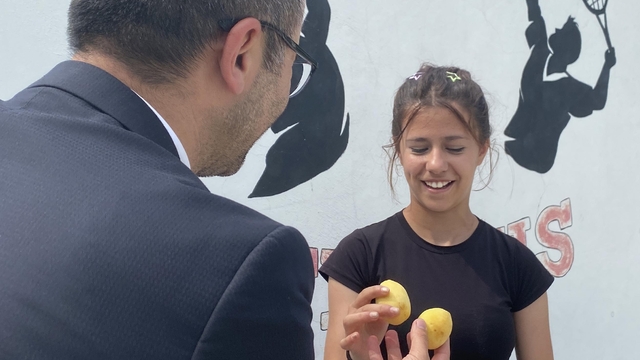Iğdır kayısı, tenis turnuvasında sporculara ikram edildi