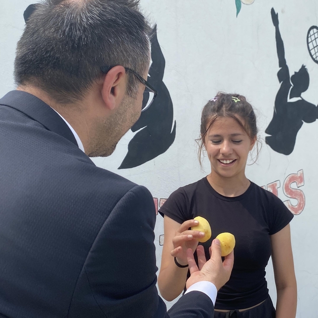 Iğdır kayısı, tenis turnuvasında sporculara ikram edildi