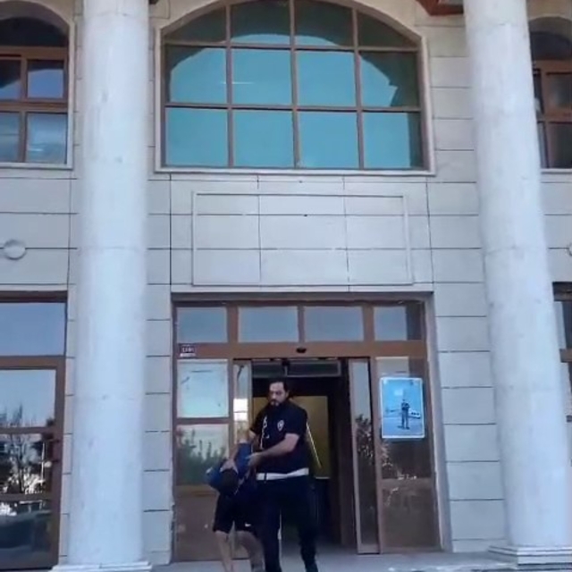 Ayrılmak istediği için evlatlarının önünde eli bıçaklı kocası tarafından öl...