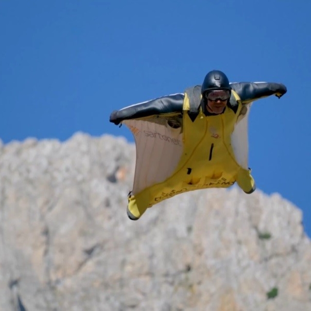 Kemaliye'de wingsuit sporcularından nefes kesen atlayışlar