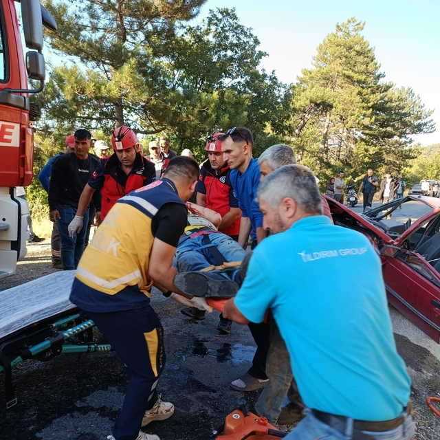 Dursunbey'de trafik kazası: 3 yaralı