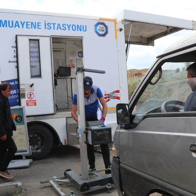 Oltu'da gezici araç muayene aracı araç sahiplerine büyük kolaylık sağlıyor