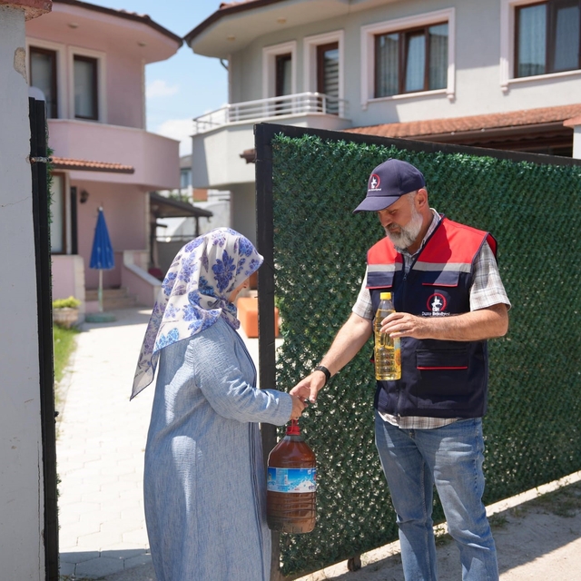 Düzce'de atık yağ kampanyasına katılanlara sıvı yağ hediyesi