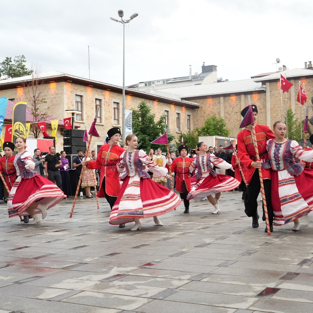 Dede Korkut Şölenleri'nde halk dansları ve müzik gösterileri ilgi gördü
