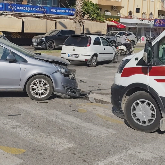 Manavgat'ta otomobiller çarpıştı, sürücüler yaralandı