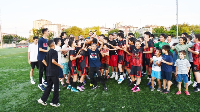 U13 Liginde şampiyon Fatih Yurt SK oldu
Fatih Yurt SK:4 -Zeki Akparlarspor: 1