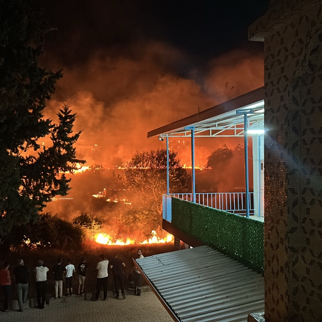 Dere kenarındaki ot yangını söndürüldü