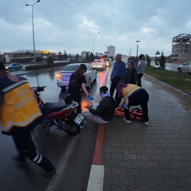 Hafif ticari araçla motosiklet çarpıştı: 1 yaralı