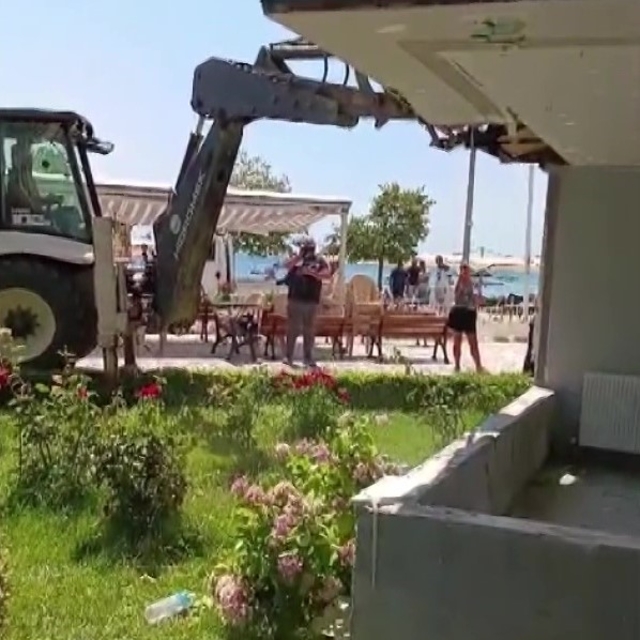 20 santimetrelik balkon çıkıntısı için kepçeli yıkıma ev sahipleri isyan et...