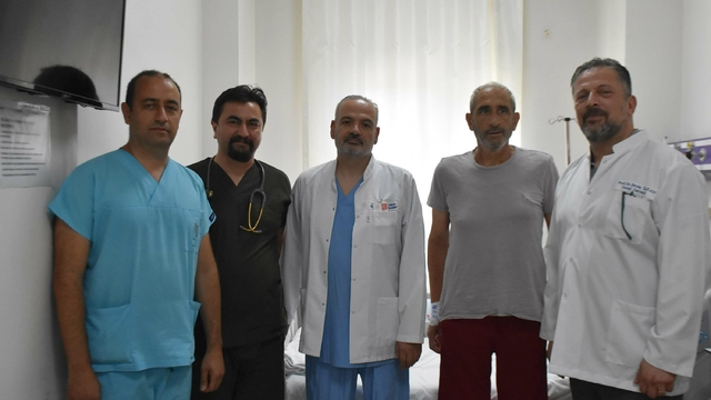 Kanser öyküsü olan hastanın kalbindeki kitle, göğüs kemiği kesilmeden kaburgadan çıkarıldı
