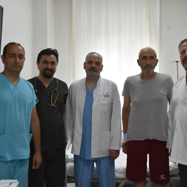 Kanser öyküsü olan hastanın kalbindeki kitle, göğüs kemiği kesilmeden kabur...