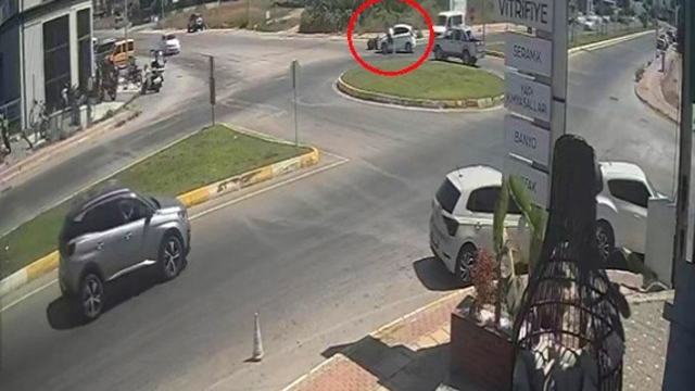 Kaza yapan motosiklet sürücüsü sinirini otomobilin camından çıkardı
Kaza ve motosiklet sürücüsünün öfkesi güvenlik kamerasına yansıdı