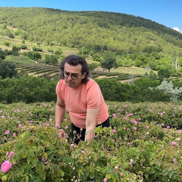 Eski Güneykent Belde Belediye Başkanı Gözgün Mescid-i Aksa'yı gül suyuyla y...