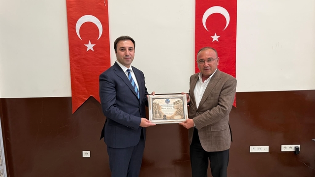 Çavdarhisar Kaymakamı Murat Ak'a Fahri Hemşehrilik Beratı