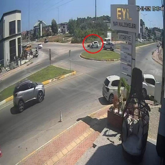 Kaza yapan motosiklet sürücüsü sinirini otomobilin camından çıkardı
Kaza ve...