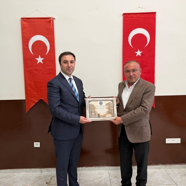 Çavdarhisar Kaymakamı Murat Ak'a Fahri Hemşehrilik Beratı