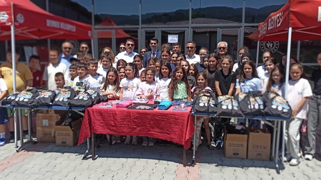 Devrek'te öğrencilere havuz malzemeleri hediye edildi