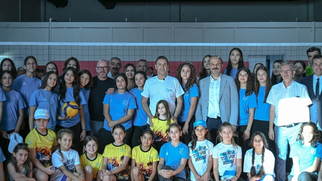 Büyükşehir, atıl depoları modern spor kompleksine dönüştürdü
Akın'dan spora ve sporcuya büyük destek